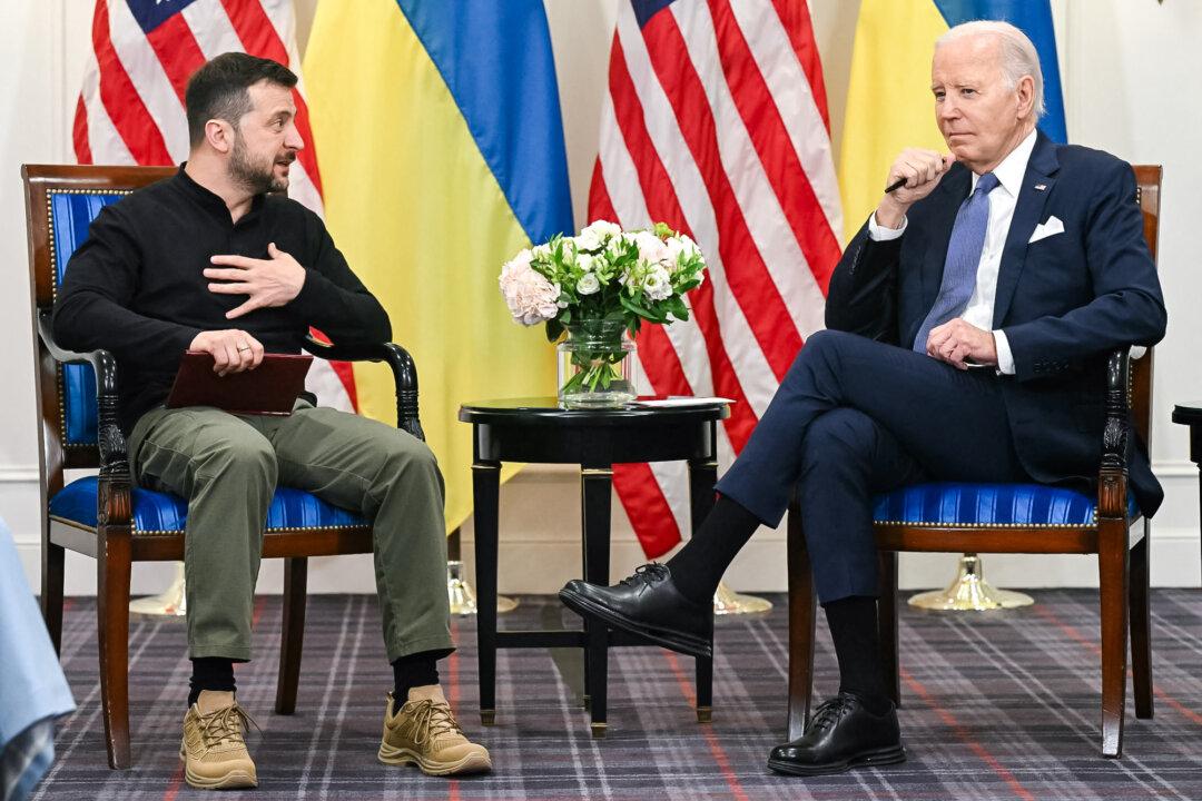 Biden Apologizes to Zelenskyy for Ukraine Aid Delay